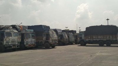 বেনাপোল স্থলবন্দরে পণ্যবাহী ট্রাক