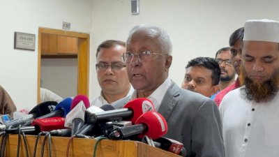 আগারগাঁওয়ের নির্বাচন ভবনে তফসিল ঘোষণা করেন নির্বাচন কমিশনের সিনিয়র সচিব আখতার আহমেদ