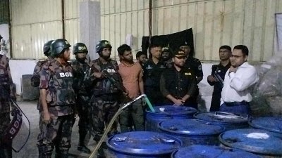 রূপগঞ্জে অবৈধ মজুত করে রাখা সয়াবিন তেলের গুদাম
