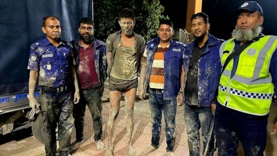 ব্রাহ্মণবাড়িয়ার বিজয়নগর উপজেলায় ডাকাত ধরতে গিয়ে কর্দমাক্ত হয়ে যান পাঁচ পুলিশ সদস্য