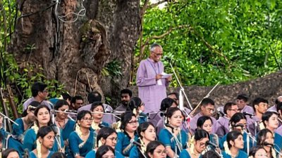 কথা বলছেন ছায়ানট সভাপতি সারওয়ার আলী