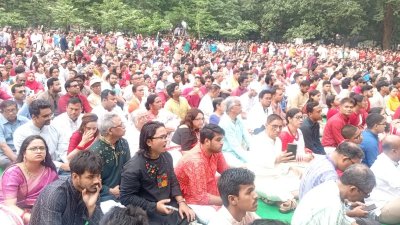 ৎসবমুখর পরিবেশে সবাই নতুন বছরকে বরণ করে নিচ্ছেন