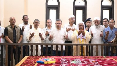 মাওলানা ভাসানীর কবর জিয়ারত ও পরিদর্শন বইয়ে স্বাক্ষর করেন প্রধানমন্ত্রী