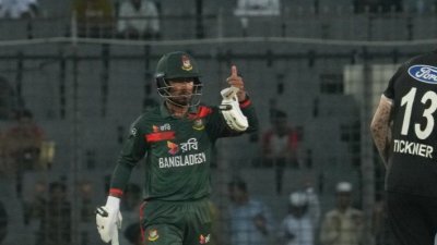 ২৭ রানে ফিরেছেন আফিফ।