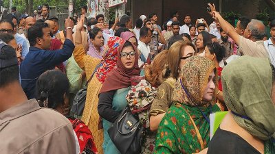 নারী আসনের জন্য সাক্ষাৎকার দিতে কেন্দ্রীয় কার্যালয়ে বিএনপির মনোনয়ন প্রত্যাশীদের ভিড়