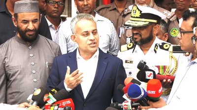 চট্টগ্রামে সাংবাদিকদের সঙ্গে কথা বলেন মন্ত্রী শেখ রবিউল আলম