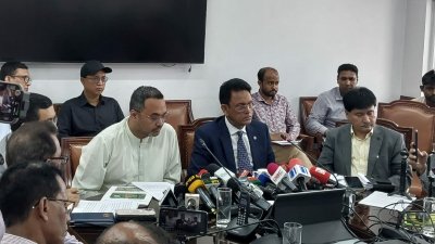 সচিবালয়ের শিক্ষা মন্ত্রণালয়ের সভাকক্ষে আয়োজিত সংবাদ সম্মেলনে কথা বলছেন শিক্ষামন্ত্রী এহছানুল হক মিলন। ছবি: সংগৃহীত