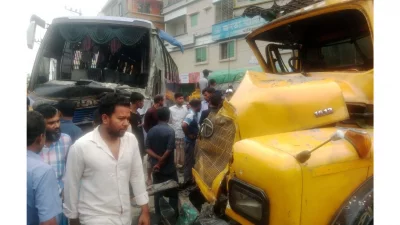 যাত্রীবাহী বাস এবং বালুভর্তি ট্রাকের মুখোমুখি সংঘর্ষ হয়েছে