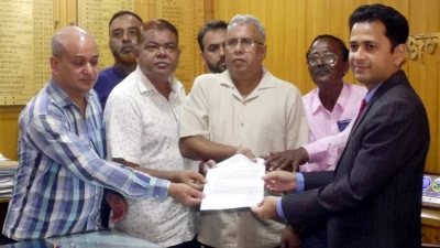 জেলা প্রশাসক রহুল আমিনের কাছে তিন দফা দাবি সংবলিত স্মারকলিপি দিয়েছে মোটর মালিক সমিতি ও শ্রমিক ই্উনিয়ন
