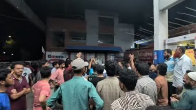 তেল পাম্পে শিক্ষার্থীদের বিক্ষোভ