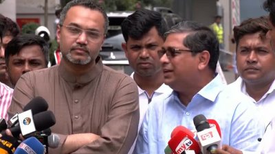সচিবালয়ে সাংবাদিকদের সঙ্গে কথা বলেন প্রধানমন্ত্রীর উপদেষ্টা মাহদী আমিন