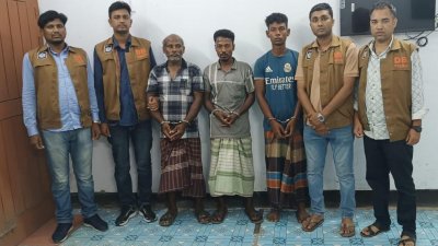 এ ঘটনায় তিন জনকে গ্রেফতার করা হয়