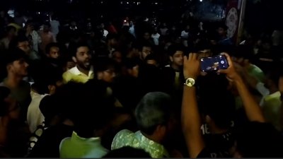 ঘটনাস্থলে শিক্ষার্থীরা