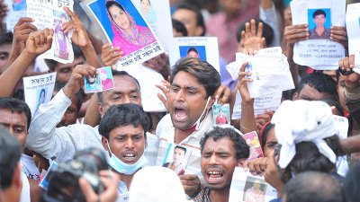 দুর্ঘটনার পর নিখোঁজ স্বজনদের ছবি হাতে নিয়ে অপেক্ষায় স্বজনরা, ছবি: নাসিরুল ইসলাম