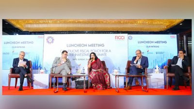 ‘উন্নত বিনিয়োগ পরিবেশের জন্য সহায়ক রাজস্বনীতি’ শীর্ষক আলোচনায় কথা বলছেন বক্তারা। ছবি: সংগৃহীত