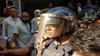 আদালত প্রাঙ্গণে মাঞ্জিল হায়দার চৌধুরী, ছবি: সংগৃহীত