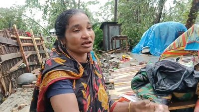কালবৈশাখী ঝড়ে ঘর হারিয়েছেন এই নারী