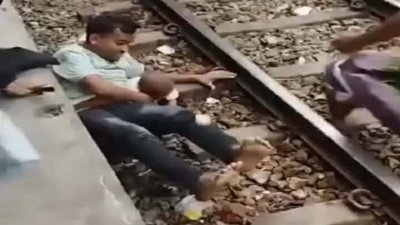 ট্রেনের নিচে পড়ে বেঁচে গেলেন বাবা-সন্তান