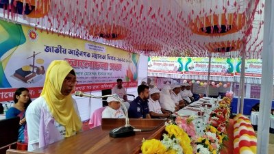 অনুষ্ঠানে নিজের জীবনের গল্প বলছেন আঁখি আক্তার