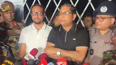 সাংবাদিকদের সঙ্গে কথা বলছেন স্থানীয় সরকার প্রতিমন্ত্রী মীর শাহে আলম
