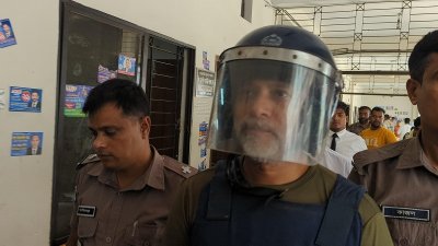 রিমান্ডের শুনানির জন্য আদালতে আনা হয় ডিজিএফআইয়ের সাবেক কর্মকর্তা মাঞ্জিল হায়দার চৌধুরীকে