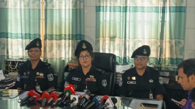 সংবাদ সম্মেলন করেন র্যাব-১০ সদর ব্যাটালিয়নের কোম্পানি কমান্ডার অতিরিক্ত পুলিশ সুপার সোনালী সেন