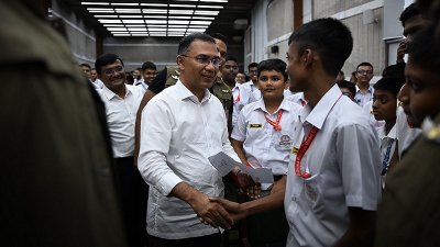 সংসদ পরিদর্শনে আসা শিক্ষার্থীদের সঙ্গে শুভেচ্ছা বিনিময় করেন প্রধানমন্ত্রী তারেক রহমান