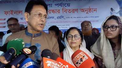 চাঁদপুরের কচুয়ায় এক অনুষ্ঠানে গিয়ে সাংবাদিকদের সঙ্গে কথা বলেন শিক্ষামন্ত্রী