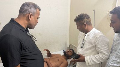 হাসপাতালে চিকিৎসা নিচ্ছেন আহতরা