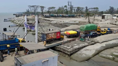নোয়াখালীর দ্বীপ উপজেলা হাতিয়ার চেয়ারম্যান ঘাট–নলচিরা নৌপথে দুই দিন ধরে ফেরি চলাচল বন্ধ