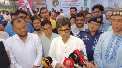 কুমিল্লায় শহীদ ভাষাসৈনিক ধীরেন্দ্রনাথ দত্ত স্টেডিয়ামের জিমনেসিয়ামে সাংবাদিকদের সঙ্গে কথা বলেন কৃষি এবং মৎস্য ও প্রাণিসম্পদমন্ত্রী মোহাম্মদ আমিন উর রশিদ