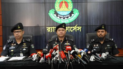র্যাব মিডিয়া সেন্টারে আয়োজিত সংবাদ সম্মেলনে র্যাবের আইন ও গণমাধ্যম শাখার পরিচালক উইং কমান্ডার ইন্তেখাব চৌধুরীসহ অন্য কর্মকর্তারা