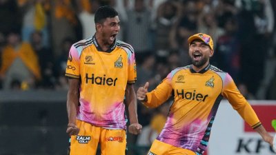 ম্যাক্সওয়েলকে ফিরিয়ে নাহিদ রানার উদযাপন।