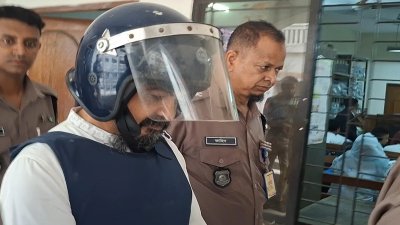 আদালত প্রাঙ্গণে ডিজিএফআই’র সাবেক পরিচালক আফজাল নাছের। ছবি: বাংলা ট্রিবিউন