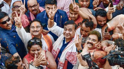 গুয়াহাটিতে দলীয় নেতা ও সমর্থকদের সঙ্গে আসামের মুখ্যমন্ত্রী হিমন্ত বিশ্ব শর্মা। ছবি: পিটিআই