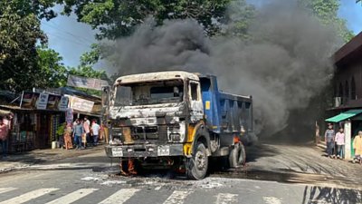 ট্রাকে আগুন দিলেন স্থানীয়রা