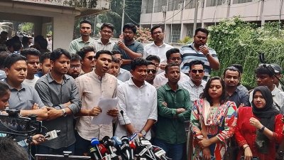 ঢাবির রেজিস্ট্রার বিল্ডিংয়ের সামনে ছাত্রদলের সংবাদ সম্মেলন
