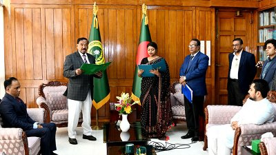 নুসরাত তাবাসসুমকে শপথবাক্য পাঠ করান স্পিকার হাফিজ উদ্দিন আহমদ বীর বিক্রম