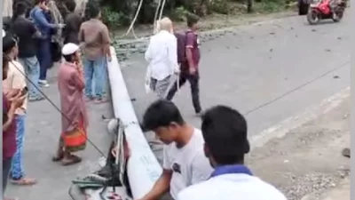 উপড়ে পড়া বিদ্যুতের খুঁটি