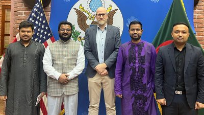 ঢাকার মার্কিন দূতাবাসের পলিটিক্যাল সেক্রেটারি জেমস স্টেয়ার্টের সঙ্গে বৈঠক করেছেন গণঅধিকার পরিষদের নেতারা