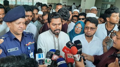 পটুয়াখালীতে সাংবাদিকদের সঙ্গে কথা বলেন নুরুল হক নুর