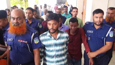রায়ের পর আদালত থেকে আসামিদের কারাগারে পাঠানো হয়