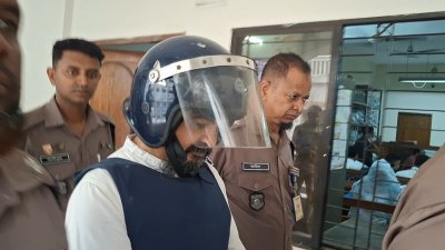 আদালত প্রাঙ্গণে ডিজিএফআই’র সাবেক পরিচালক আফজাল নাছের। ছবি: বাংলা ট্রিবিউন