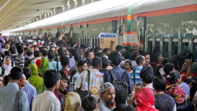 ঈদের ছুটিতে রাজধানীবাসীদের বাড়ি ফেরা (ফাইল ছবি)