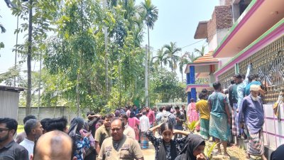 হত্যাকাণ্ডের ঘটনা ঘটা বাড়ির সামনে মানুষের ভিড়