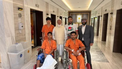 ব্যাংককে চিকিৎসাধীন আহত জুলাই যোদ্ধাদের সঙ্গে বিরোধীদলীয় নেতা ও জামায়াতে ইসলামীর আমির ডা. শফিকুর রহমান এবং তার পররাষ্ট্রবিষয়ক উপদেষ্টা ব্যারিস্টার মীর আহমাদ বিন কাসেম আরমান