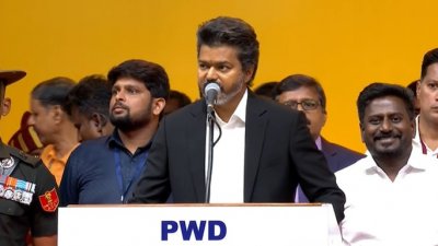 তামিলনাড়ুর মুখ্যমন্ত্রী হিসেবে শপথ গ্রহণ করেছেন তামিলাগা ভেট্টি কাজাগাম (টিভিকে) প্রধান থালাপতি বিজয়। ছবি: এএনআই