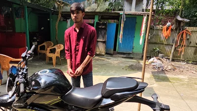 একজনকে আটক করে পুলিশে দিয়েছেন স্থানীয়রা