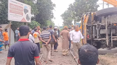দুর্ঘটনায় উল্টে যাওয়া ট্রাক
