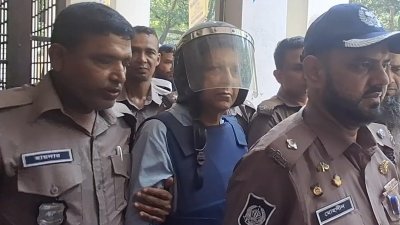 আদালত চত্বরে আনিসুল হক
